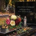 Nowoczesny stroik nagrobny z kwiatami chryzantemy