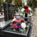 Elegancki kompletn nagrobny z różą chryzantemą czosnkiem ozdobnym