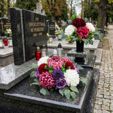 Elegancki kompletn nagrobny z różą chryzantemą czosnkiem ozdobnym