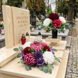 Elegancki komplet nagrobny z różą chryzantemą czosnkiem ozdobnym