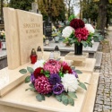 Elegancki kompletn nagrobny z różą chryzantemą czosnkiem ozdobnym