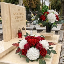 Elegancki komplet na Wszystkich Świętych z chryzantemą różą i czosnkiem ozdobnym