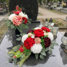 Komplet na Wszystkich Świętych z czerwoną chryzantemą LZ43