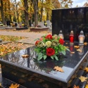 Elegancki pojedyńczy stroik nagrobny z zieloną i czerwoną różą