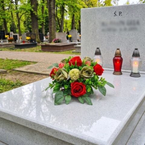 Elegancki pojedyńczy stroik nagrobny z zieloną i czerwoną różą